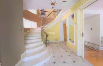 Imagem: A casa possui 4 Dormitórios, 5 Banheiros, 5 Vagas na garagem