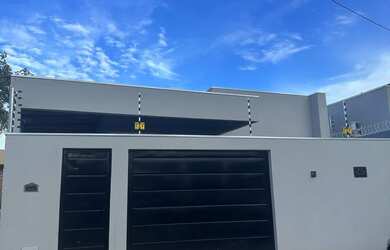 Imagem: A casa possui 3 Dormitórios, 2 Banheiros, 2 Vagas na garagem