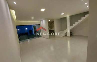 Imagem: A casa possui 3 Dormitórios, 4 Banheiros, 2 Vagas na garagem