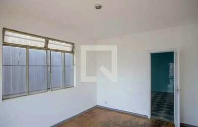 Imagem: A casa possui 4 Dormitórios, 1 Banheiro, 4 Vagas na garagem