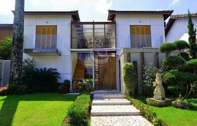 Imagem: A casa em condomínio possui 5 Dormitórios, 5 Banheiros e 303m²