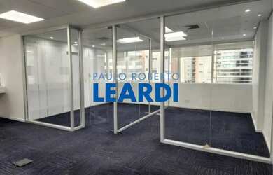 Imagem: O depósito possui 2 Vagas na garagem e 120m² de Área e está