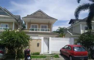 Imagem: A casa possui 5 Dormitórios, 5 Banheiros, 4 Vagas na garagem