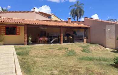 Imagem: A casa possui 4 Dormitórios, 1 Banheiro, 4 Vagas na garagem