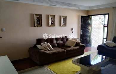 Imagem: A casa possui 4 Dormitórios, 3 Banheiros, 4 Vagas na garagem