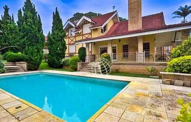 Imagem: A casa possui 5 Dormitórios, 5 Banheiros, 5 Vagas na garagem