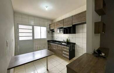 Imagem: A casa possui 2 Dormitórios, 1 Banheiro, 2 Vagas na garagem