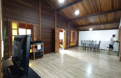 Imagem: A casa possui 5 Dormitórios, 1 Banheiro, 2 Vagas na garagem