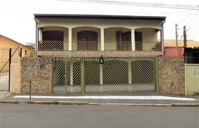 Imagem: A casa possui 3 Dormitórios, 4 Banheiros, 5 Vagas na garagem