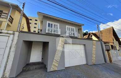 Imagem: A casa possui 3 Dormitórios, 3 Banheiros, 2 Vagas na garagem