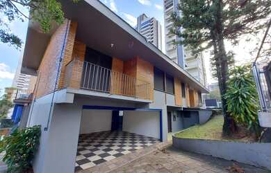 Imagem: A casa possui 4 Banheiros, 346m² de Área, Imóvel novo e