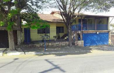 Imagem: A casa possui 4 Dormitórios, 3 Banheiros, 5 Vagas na garagem