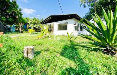 Imagem: A casa possui 3 Dormitórios, 4 Banheiros, 5 Vagas na garagem