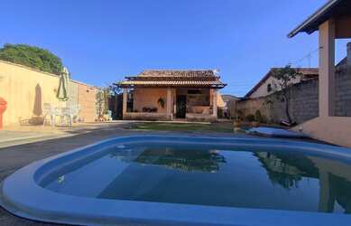 Imagem: A casa possui 2 Dormitórios, 1 Banheiro, 4 Vagas na garagem