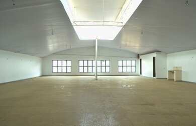 Imagem: O depósito possui 1 Vaga na garagem, 500m² de Área e está