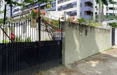 Imagem: A casa possui 4 Dormitórios, 4 Banheiros, 4 Vagas na garagem