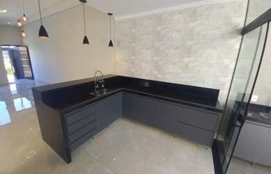 Imagem: A casa possui 3 Dormitórios, 2 Banheiros, 2 Vagas na garagem