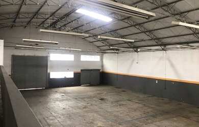 Imagem: O depósito possui 4 Vagas na garagem e 873m² de Área e está