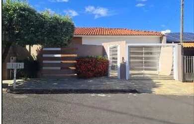 Imagem: A casa possui 3 Dormitórios, 3 Banheiros, 1 Vaga na garagem