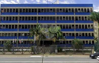 Imagem: O depósito possui 5 Vagas na garagem, 3.561m² de Área e