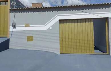 Imagem: A casa possui 2 Dormitórios, 2 Banheiros, 2 Vagas na garagem