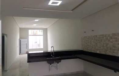 Imagem: A casa possui 3 Dormitórios, 4 Banheiros, 2 Vagas na garagem