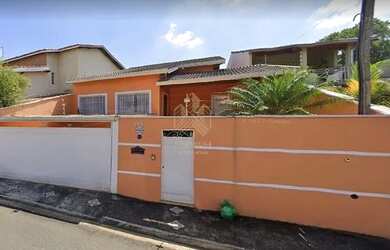 Imagem: A casa possui 3 Dormitórios, 4 Banheiros, 2 Vagas na garagem