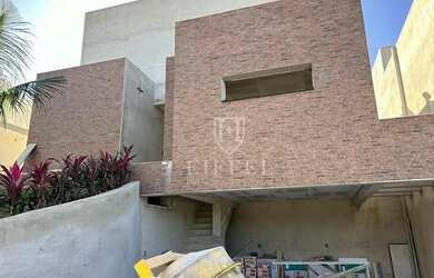 Imagem: A casa em condomínio possui 4 Dormitórios, 5 Banheiros, 4