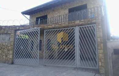 Imagem: A casa possui 4 Dormitórios, 3 Banheiros, 3 Vagas na garagem