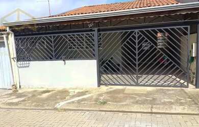 Imagem: A casa possui 2 Dormitórios, 1 Banheiro, 2 Vagas na garagem