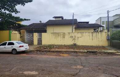 Imagem: A casa possui 3 Dormitórios, 2 Banheiros, 2 Vagas na garagem