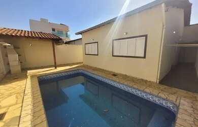 Imagem: A casa possui 3 Dormitórios, 1 Banheiro, 2 Vagas na garagem