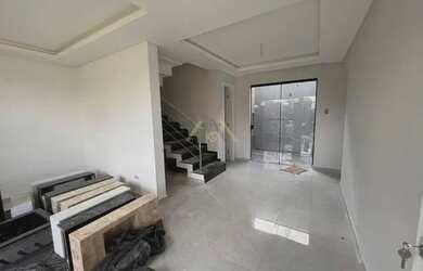 Imagem: A casa possui 3 Dormitórios, 2 Banheiros, 2 Vagas na garagem