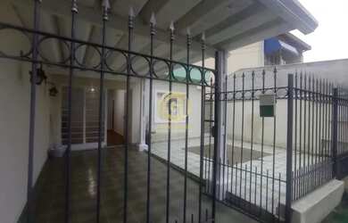 Imagem: A casa possui 2 Dormitórios, 2 Banheiros, 2 Vagas na garagem