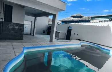 Imagem: A casa possui 3 Dormitórios, 3 Banheiros, 2 Vagas na garagem