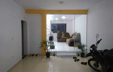 Imagem: A casa possui 2 Dormitórios, 1 Banheiro, 2 Vagas na garagem