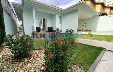 Imagem: A casa possui 3 Dormitórios, 3 Banheiros, 3 Vagas na garagem