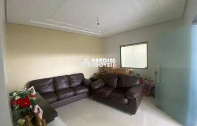 Imagem: A casa possui 3 Dormitórios, 4 Banheiros, 2 Vagas na garagem