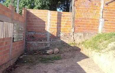 Imagem: A casa possui 2 Dormitórios, 1 Banheiro, 2 Vagas na garagem