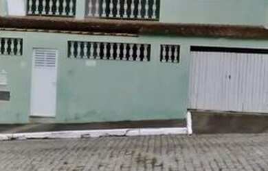 Imagem: A casa possui 4 Dormitórios, 2 Banheiros, 1 Vaga na garagem