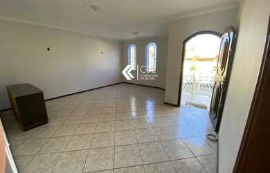 Imagem: A casa possui 4 Dormitórios, 3 Banheiros, 2 Vagas na garagem