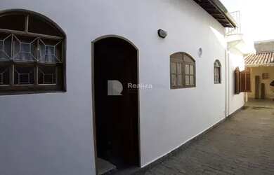 Imagem: A casa possui 4 Dormitórios, 2 Banheiros, 2 Vagas na garagem