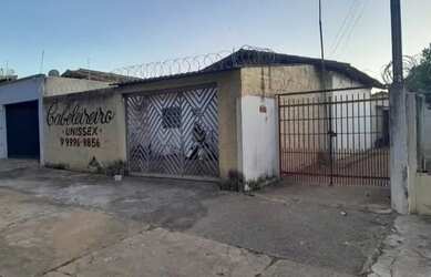 Imagem: A casa possui 4 Dormitórios, 2 Banheiros, 2 Vagas na garagem