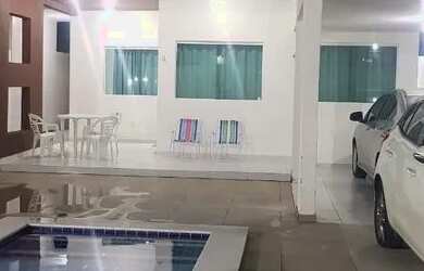 Imagem: A casa possui 4 Dormitórios, 5 Banheiros e 3 Vagas na garagem