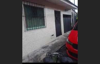 Imagem: A casa possui 3 Dormitórios, 1 Banheiro, 2 Vagas na garagem