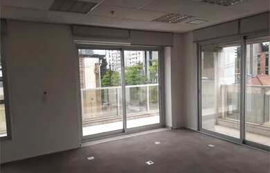 Imagem: O depósito possui 5 Vagas na garagem, 107m² de Área e está