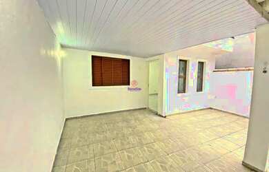 Imagem: A casa possui 2 Dormitórios, 1 Banheiro, 2 Vagas na garagem