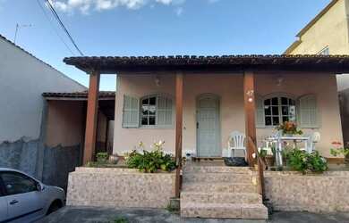 Imagem: A casa possui 3 Dormitórios, 2 Banheiros, 2 Vagas na garagem