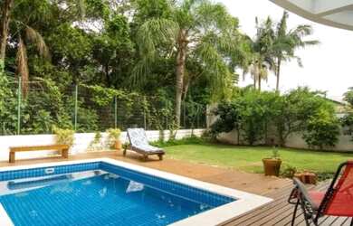 Imagem: A casa possui 4 Dormitórios, 5 Banheiros, 4 Vagas na garagem