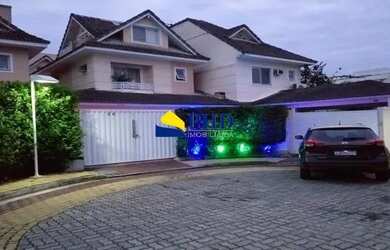 Imagem: A casa em condomínio possui 4 Dormitórios, 5 Banheiros, 220m²